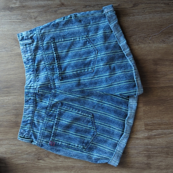 Urban Outfitters Stripped Denim Mom Shorts Size 30 - Picture 7 of 7